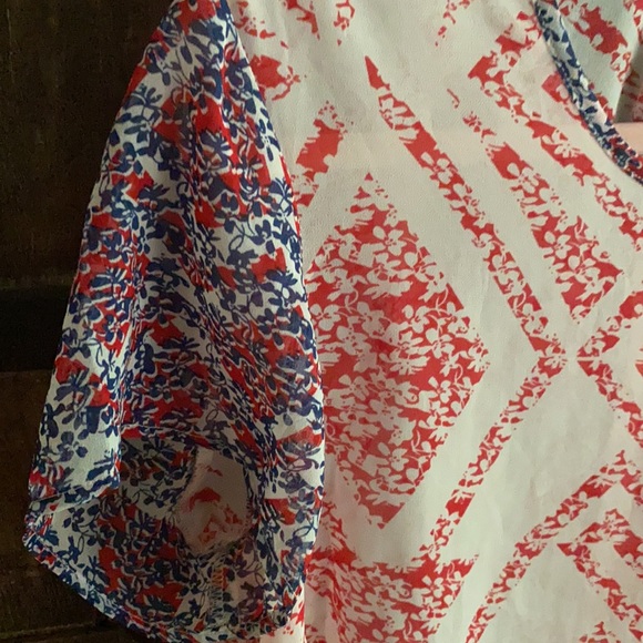 3/$28 Cabi abstract print Coquertte tee top blouse - Picture 4 of 11